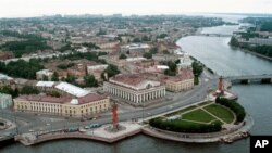 Soldiers and medical workers check the bodies of police officers killed on a highway in Rafah city, about 350 kilometers northeast of Cairo, August 19, 2013.