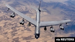 ARCHIVO - Un bombardero B-52 estadounidense durante una misión de apoyo en Afganistán.