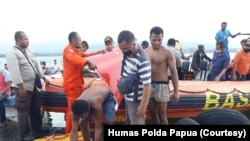  Tim SAR gabungan menemukan puing pesawat dan jenazah pilot di Danau Sentani, Jayapura, setelah hilang kontak, Selasa, 12 Mei 2020. 