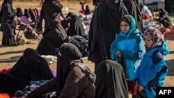 Femmes et enfants du camp de déplacés d'al-Hol géré par les Kurdes dans le gouvernorat d'al-Hasakeh en Syrie, où sont détenues des familles de djihadistes, 14 janvier 2020. (Photo AFP/ Delil Souleiman)