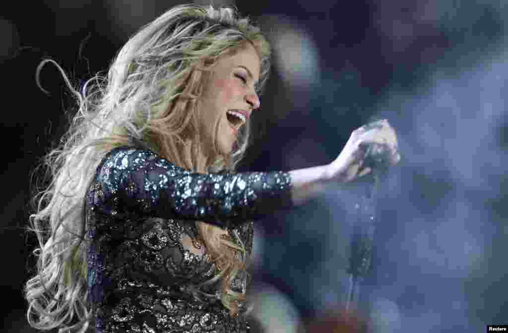 La cantante colombiana Shakira interpreta el tema &quot;Empire&quot; en el escenario de los Billboard 2014, la noche del domingo en Las Vegas.