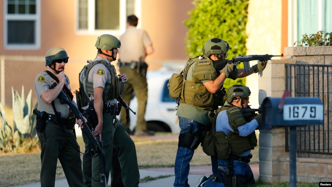 Polisi melakukan pengejaran terhadap tersangka pasca penembakan di San Bernardino, California yang menewaskan sedikitnya 14 orang, Rabu (2/12).