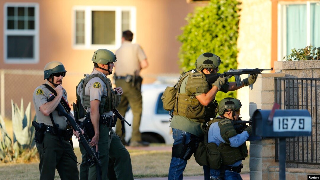 Cảnh sát truy lùng hung thủ sau vụ xả súng tại San Bernardino, California, ngày 2 tháng 12, 2015.