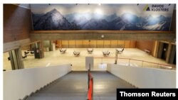 Una imagen combina muestra el interior del centro de reuniones en Davos, Suiza. Domingo 24 de enero de 2021.
