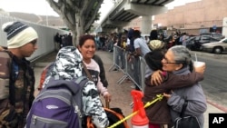 Luz Bertila Zazueta, de 75 años, de Tijuana, (derecha), se despide de una familia peruana cuyos número fueron llamados el 26 de septiembre de 2019 para reclamar asilo en San Diego, California, EE.UU.