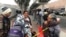 Luz Bertila Zazueta, de 75 años, de Tijuana, (derecha), se despide de una familia peruana cuyos número fueron llamados el 26 de septiembre de 2019 para reclamar asilo en San Diego, California, EE.UU.