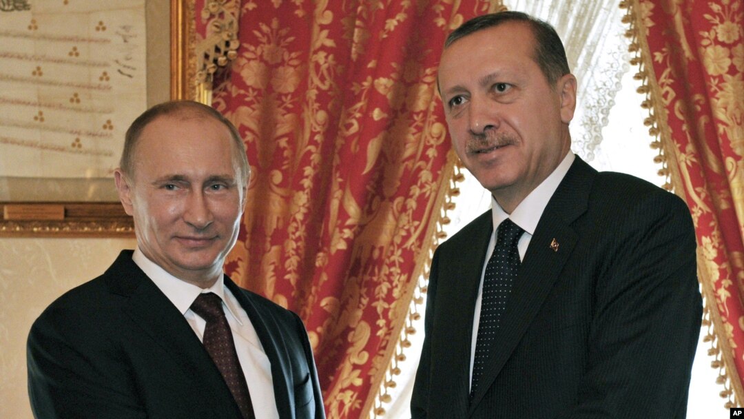 Presiden Rusia Vladimir Putin (kiri) dan Presiden Turki Recep Tayyip Erdogan (kanan, saat itu masih mnnjabat sebagai PM), saat bertemu di Istanbul, Turki, 3 Desemmber 2012 (Foto: dok). 