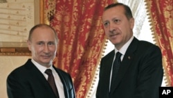 Presiden Rusia Vladimir Putin (kiri) dan Presiden Turki Recep Tayyip Erdogan (kanan, saat itu masih mnnjabat sebagai PM), saat bertemu di Istanbul, Turki, 3 Desemmber 2012 (Foto: dok). 