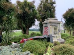 Una estatua del Fray Junípero Serra fue derribada después de haber sido manchada con pintura en San Francisco, California, el 19 de junio.