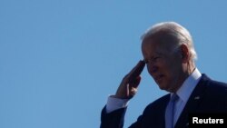 조 바이든 미국 대통령이 25일 유럽 순방을 위해 워싱턴 D.C. 인근 앤드루스 공군기지에서 '에어포스 원' 탑승 직전 거수 경례하고 있다.