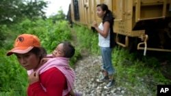 Congresistas de EE.UU. visitan Honduras epara hablar con las autoridades de ese país la crisis de niños inmigrantes. 