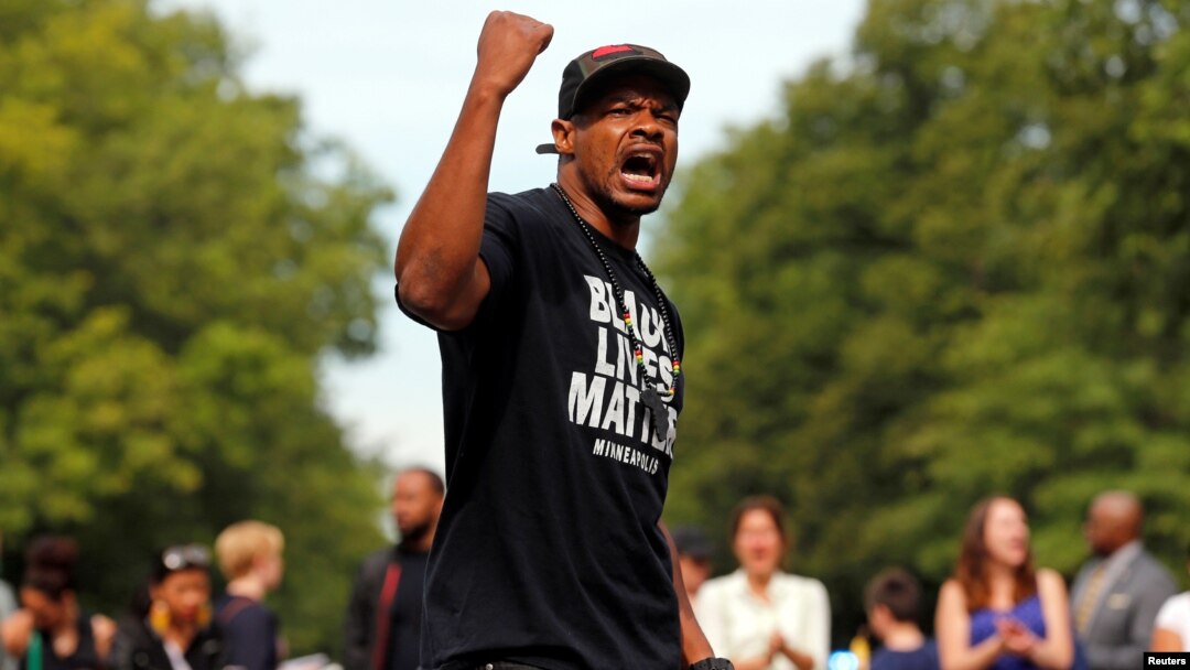 Warga mendukung Philando Castile, yang ditembak mati polisi di Minneapolis, dalam demonstrasi "Black Lives Matter" di depan kantor gubernur di St. Paul, Minnesota. (Reuters)