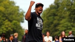 Warga mendukung Philando Castile, yang ditembak mati polisi di Minneapolis, dalam demonstrasi "Black Lives Matter" di depan kantor gubernur di St. Paul, Minnesota. (Reuters)