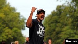 Marques Armstrong chante pour soutenir Philando Castile, tué par un policier à Minneapolis lors d'une manifestation "Black Lives Matter" à St. Paul, Minnesota, le 7 juillet 2016.