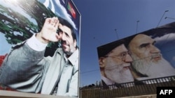 Постер с портретом Ахмадинежада, размещенный у аэропорта Бейрута накануне визита президента Ирана в страну