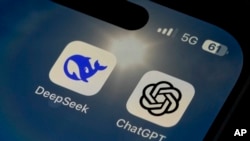 智慧型手机荧幕上出现了应用程式 DeepSeek 和 ChatGPT 的图示。(美联社：2025年1月28日)