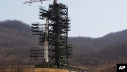 북한 평안북도 철산군 동창리 서해위성발사장에 북한의 '은하 3호' 로켓이 세워져 있는 모습. (자료사진)