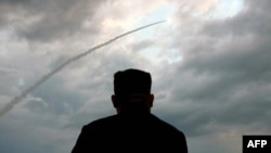 김정은 북한 국무위원장이 지난 2019년 7월 미상의 장소에서 진행된 탄도미사일 시험발사를 참관했다.