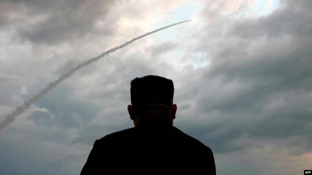 Tư liệu- Lãnh tụ Triều Tiên Kim Jong Un quan sát vụ bắn tên lửa từ một địa điểm bí mật ở Triều Tiên ngày 31/07/2019, Ảnh chụp lại từ truyền hình nhà nước Triều Tiên KCTV.