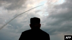 Tư liệu- Lãnh tụ Triều Tiên Kim Jong Un quan sát vụ bắn tên lửa từ một địa điểm bí mật ở Triều Tiên ngày 31/07/2019, Ảnh chụp lại từ truyền hình nhà nước Triều Tiên KCTV. 