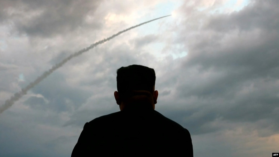 Arhiva - Severnokorejski lider Kim Džong Un posmatra lansirarnje balističke rakete na nepoznatoj lokaciji u Severnoj Koreji, 31. jula 2019, na fotografiji nastaloj kao video-greb snimka severnokorejske KCTV.