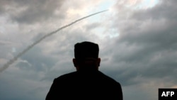 Pemimpin Korea Utara Kim Jong Un menyaksikan peluncuran rudal balistik di sebuah lokasi yang dirahasiakan (foto: dok).