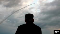 ၂၀၁၉ ခုနှစ် ဇူလိုင်လ ၃၁ ရက်နေ့က ပဲ့ထိန်းဒုံးကျည် ပစ်လွှတ်မှုကို မြောက်ကိုရီးယားခေါင်ဆောင် Kim Jong Un ကြည့်ရှုနေတဲ့ မြင်ကွင်း။ (ဇူလိုင် ၃၁၊ ၂၀၁၉)