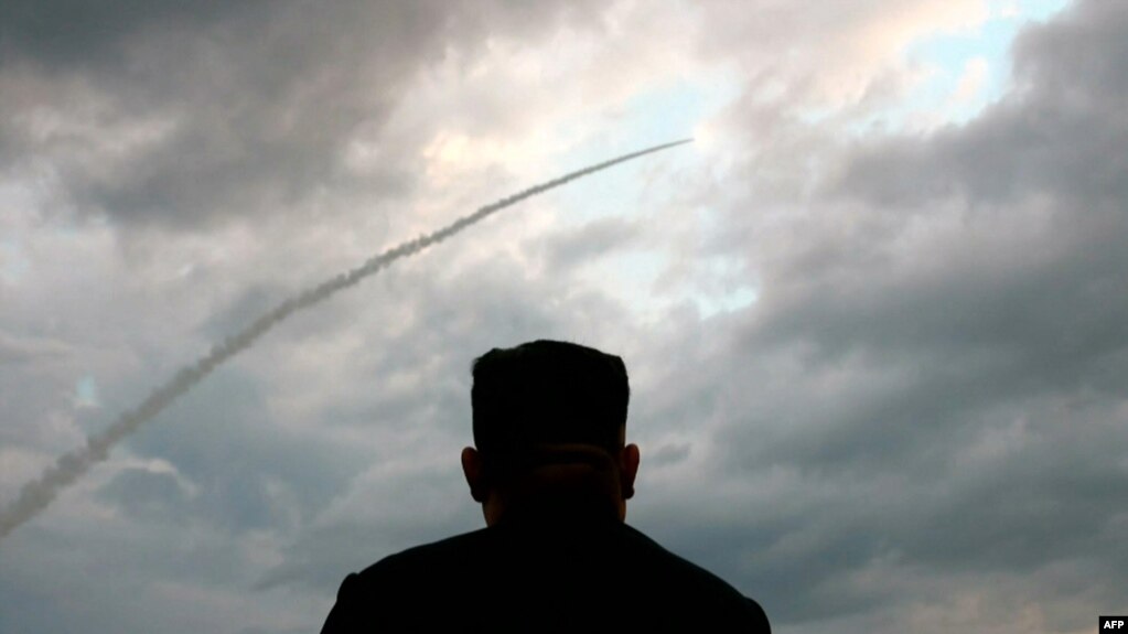 김정은 북한 국무위원장이 탄도미사일 발사 현장에서 궤적을 바라보고 있다. (자료사진)