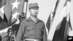 韩国第一步兵师师长白善烨1953年10月29日在韩国阅兵。