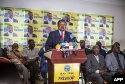 Gabonese opposition leader Jean Ping (C) addresses the media in Libreville, August 29, 2016.