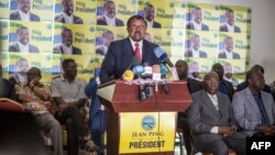 Gabonese opposition leader Jean Ping (C) addresses the media in Libreville, Aug. 29, 2016.