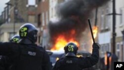 폭동을 진압하는 런던 경찰