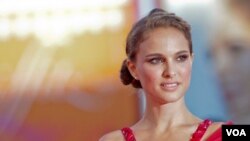 La actriz Natalie Portman se mantuvo alejanda de las cámaras durante algunos años mientras terminaba su carrera de sicología en la Universidad de Harvard.