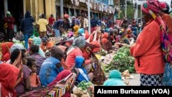 Suasana pasar Wamena, ramai sekitar pukul sembilan pagi hingga jam 3 siang pada Agustus 2019. (Foto:Alam Burhanan/VOA)