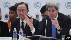 8일 존 케리 미 국무장관(오른쪽)이 프랑스 파리에서 열린 COP 21 포럼에서 발언하고 있다. 반기문 유엔 사무총장(왼쪽)도 이 포럼에 참석했다.