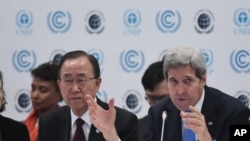 美国国务卿克里在巴黎郊外发表谈话，身旁是联合国秘书长潘基文（2015年12月8日）