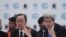 美国国务卿克里在巴黎郊外发表谈话，身旁是联合国秘书长潘基文（2015年12月8日）