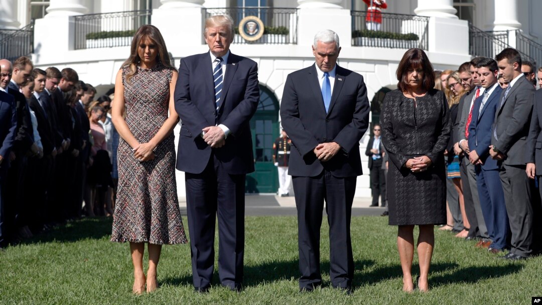 Presiden AS Donald Trump memimpin acara mengheningkan cipta di halaman Selatan Gedung Putih, Senin (2/10). 