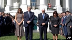 El presidente Donald Trump, su esposa Melania junto con el vicepresidente Mike Pence y su esposa Karen presiden un minuto de silencio en la Casa Blanca con las banderas a media asta en honor de las víctimas del mortal ataque en un concierto en Las Vegas. Oct. 2 de 2017.