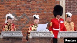 یگانی از گارد سلطنتی با حضور در بورس سلطنتی لندن اعلامیه پادشاهی چارلز سوم را قرائت کرد.