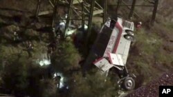 Esta foto provista por Jesus Tejada muestra a rescatistas alrededor de un autobús que se cayó a un barranco el martes, 13 de marzo de 2018, en la ruta interestatal 10 en Loxley, Alabama. 