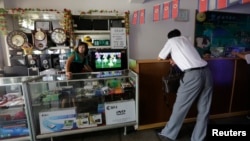 2013年7月29日,一名北韓婦女在平壤一家商店等候顧客。