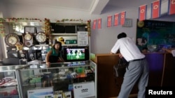 ARSIP – Seorang wanita Korea Utara menunggu pelangganan di sebuah toko (29/7/2013). Pyongyang, Korea Utara. (foto: REUTERS/Jason Lee)