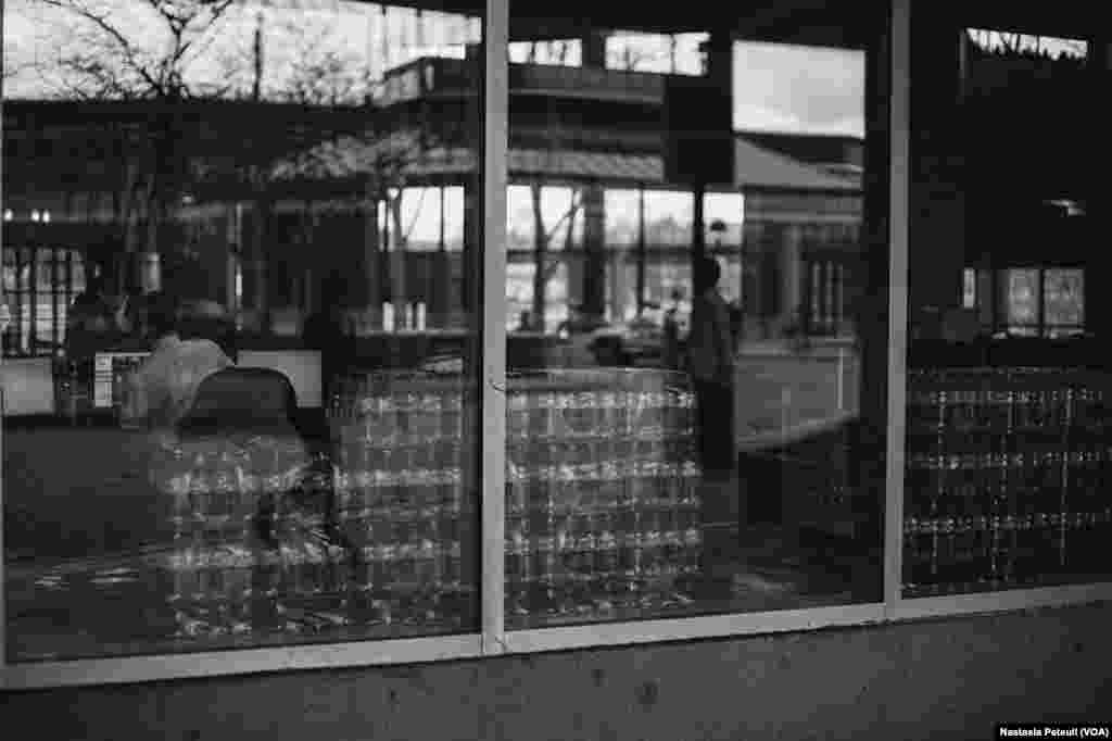 Le président Barack Obama a déclaré une urgence fédérale à Flint, ce qui a permis d’allouer cinq millions de dollars d’aide aux efforts contre la crise de l’eau. Par exemple, l'Université du Michigan-Flint peut offrir des bouteilles d'eau a ses étudiants. (VOA / Nastasia Peteuil)