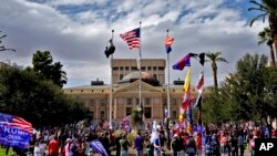 Pendukung Pro Trump berunjuk rasa di luar Gedung Kongres, Sabtu, 7 November 2020, di Phoenix. (Foto: AP/Matt York)