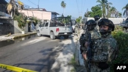 ARCHIVO - Miembros de la Armada de México se encuentran afuera de la casa de una familia que fue baleada por un comando armado en la ciudad de Tres Palos en Acapulco, estado de Guerrero, México, el 4 de noviembre de 2024.