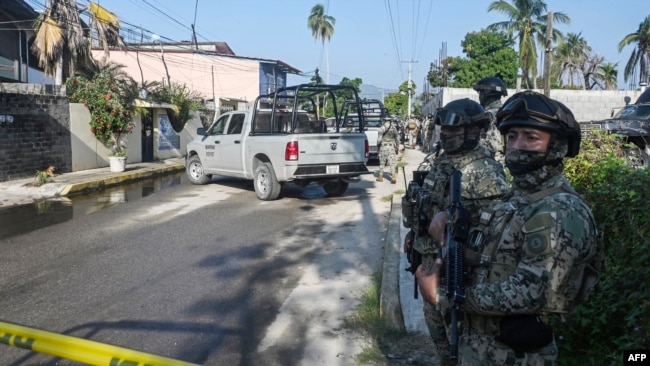 ARCHIVO - Miembros de la Armada de México se encuentran afuera de la casa de una familia que fue baleada por un comando armado en la ciudad de Tres Palos en Acapulco, estado de Guerrero, México, el 4 de noviembre de 2024.