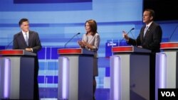 3 dari 8 kandidat Presiden dari Partai Republik yang mengikuti debat di Iowa, dari kiri: Mitt Romney, Michele Bachmann, dan Tim Pawlenty (11/8).