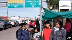 La familia González, que solicita asilo en EE.UU., posan para un retrato familiar antes de ir a un comedor de beneficencia en Nogales, México, en la frontera con Estados Unidos, el viernes 3 de enero de 2020. 