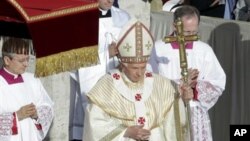성 베드로 성당에서 시성식 행사를 진행하는 교황 베네딕토 16세(사진중앙)